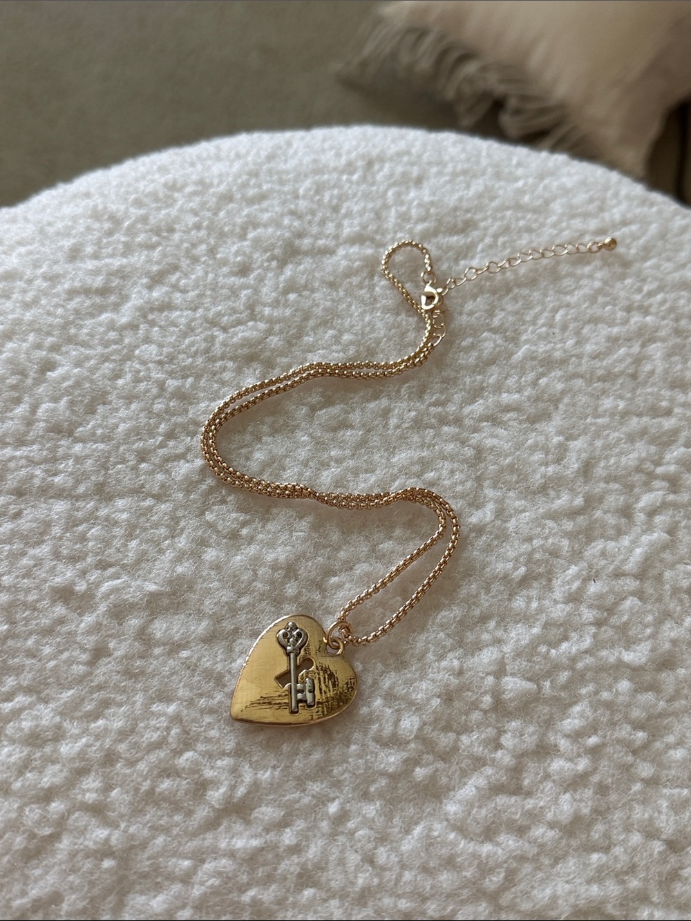 Urban Outfitters Gold Heart Necklace pendant key hole